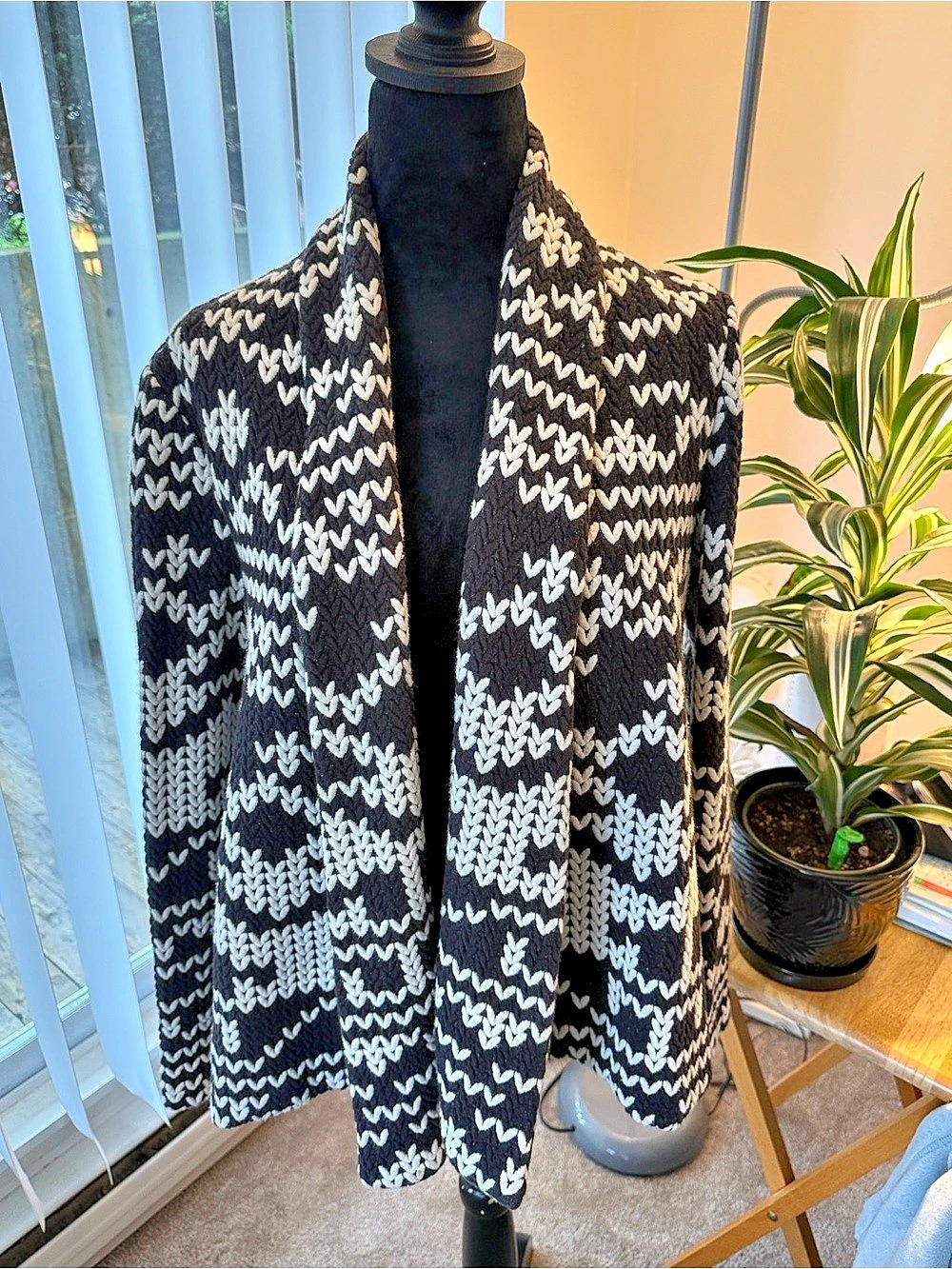 Black & White Patterned Car cLike New